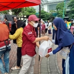 DNY Skincare menyerahkan bingkisan lebaran ke warga dhuafa, Senin (24/3/2025). foto: Mustain/BANGSAONLINE