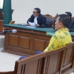 
Sekda Gresik Andhy Hendro Wijaya saat menjalani sidang di PN Tipikor Surabaya. foto ist.