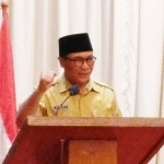 Wakil Wali Kota Malang Ir. H. Sofyan Edi Jarwoko, saat memberikan pengarahan tentang sosialisasi sanksi hukum bagi relawan PKH-PSM terkait bantuan sosial, bertempat di Hotel Gajahmada Malang, Selasa (27/11). Foto: IWAN I/BANGSAONLINE