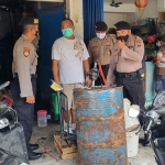 Satuan Samapta Polres Mojokerto Kota saat meninjau ketersediaan minyak goreng di wilayahnya.