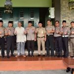 Kapolresta Sidoarjo Kombes Pol. Sumardji beserta jajaran foto bersama Gus Ali.