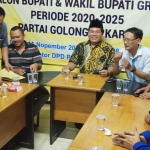 Bendahara DPD Nasdem Gresik Tri Putro Utomo saat menyerahkan berkas pendaftaran bacabup dan bacawabup di Golkar Gresik. foto: SYUHUD/ BANGSAONLINE
