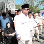 Kedatangan bakal Capres 2019 ini disambut ratusan kader Gerindra dan relawan pendukung Prabowo yang menunggu di area MBK sejak pagi hari. 