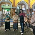 Kapolres Pasuruan AKBP Erick Frendriz didampingi jajaran Polsek Purwosari saat memantau gerai vaksinasi di Masjid Sabilul Khoir. foto: MOCH ANDY FACHRUDIN/BANGSAONLINE