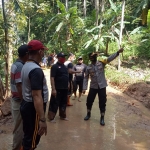 Kapolres Ngawi AKBP I Wayan Winaya melihat langsung lokasi longsor di Desa Hargosari, Kecamatan Sine, Kabupaten Ngawi, Jumat (22/1/2021). (foto: ist)