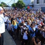 Gubernur Khofifah saat mengikuti jalan sehat di Banyuwangi.