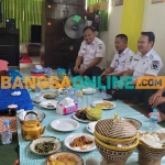 Prof Dr KH Asep Saifuddin Chalim, MA, saat menerima Kepala Dinas Sosial Majalengka, Iwan Dirwan dan para stafnya di Pondok Pesantren Amanatul Ummah 02 Leuwimunding Majalengka, Jawa Barat, Rabu (15/3/2023). Foto: BANGSAONLINE