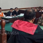 Bupati Blitar Rijanto saat menghadiri sidang lanjutan kasus pelanggaran Undang-Undang ITE dengan terdakwa aktivis anti korupsi Mohamad Trijanto.