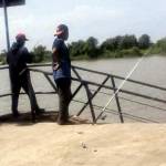 Dua penghobi mancing memanfaatkan dermaga Tlocor, dengan latar belakang pulau hutan mangrove Sarinah. foto: rizki alvian/ BANGSAONLINE