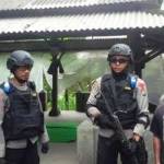 Polisi berjaga sesaat setelah penangkapan dua terduga teroris oleh Densus 88 Mabes Polri, di Makam Setyo Setuhu, Dusun Keramat, Desa Patokpicis, Kecamatan Wajak, Kabupaten Malang, Selasa (1/3). foto: beritajatim