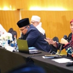 Gubernur Khofifah saat memberi pemaparan.