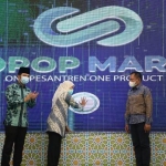 Gubernur Jawa Timur, Khofifah Indar Parawansa saat membuka ekspo OPOP Provinsi Jatim di Maspion Square Surabaya, Jumat (18/12). Gubernur Khofifah didampingi Wakil Gubernur Jatim Emil Elestianto Dardak dan Sekda Prov Jatim Heru Tjahjono. foto: ist/ bangsaonline.com
