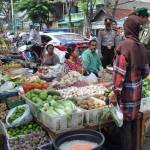 Harga kebutuhan pokok yang mulai merangkak naik. foto: syuhud/ BANGSAONLINE