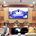 Bupati Gresik Fandi Akhmad Yani (tengah) didampingi Wabup Asluchul Alf (kiri) dan Sekda Achmad Washil MT (kanan) saat OWP. Foto: Ist.