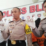 Kapolres Blitar AKBP Slamet Waloya (tengah) saat menunjukkan barang bukti pil tersebut.