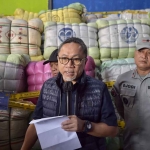 Menteri Perdagangan, Zulkifli Hasan, saat memberi keterangan kepada awak media usai memusnahkan pakaian bekas impor senilai Rp10 miliar di Sidoarjo.