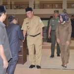 Fadeli menyalami sejumlah anggota dewan usai menghadiri paripurna dengan agenda penyampaian nota keuangan P-APBD 2018.