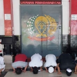 8 WBP Lapas Kelas IIA Sidoarjo yang mendapat Hak PB dan CB saat sujud syukur.