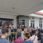 Warga Desa Lerpak menggruduk kantor KPU Bangkalan lantaran dinilai tidak tegas menangani permasalahan PPS Lerpak (dok. ist)