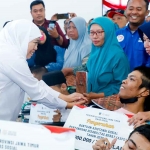 Gubernur Khofifah saat menyalurkan bantuan untuk masyarakat di Lamongan.