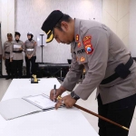 Kapolres Ngawi, AKBP Dwiasi Wiyatputera saat memimpin Penandatangan Pakta Integritas 2023 di Ruang Guyub, polres setempat, Rabu (1/2/2023).