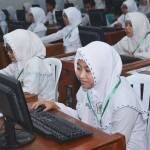 FOKUS: Siswa-siswi di Lamongan saat mengerjakan UN. foto: nurqomar/ BANGSAONLINE