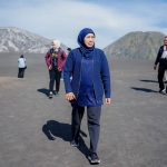 Gubernur Jawa Timur Khofifah Indar Parawansa saat mengunjungi Gunung Bromo.