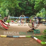 Tiap harinya tak lebih dari 20 anak yang mengunjungi taman bermain di Gedongombo, Semanding. foto: GUNAWAN/ BANGSAONLINE
