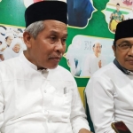 Ketua PWNU Jatim, KH. Marzuki Mustamar (kiri) saat memberi keterangan pers di kantor PWNU Jatim. foto: DIDI ROSADI/ BANGSAONLINE