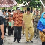 Plt Bupati Nganjuk Drs KH Abdul Wachid Badrus M.PdI, saat meninjau persawahan yang akan dipanen di linkungan SMKN I Gondang. 