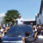 Kerumunan warga memadati mobil yang ditumpangi Haji Her
