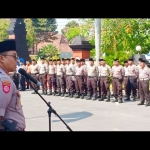 Kapolres Kediri AKBP Anthon Haryadi dengan memakai peci saat memimpin upacara Hari Santri Nasional 2018.