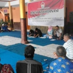 AKD saat menggelar rapat di Balai Desa Kutorenon, Kecamatan Sukodono.
