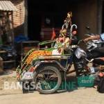 Mbah Karto bersama becaknya sedang menunggu penumpang. (ft- rony suhartomo /BANGSAONLINE)