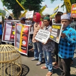 Aksi unjuk rasa menuntut agar Bupati Jember Faida dimakzulkan, karena dinilai banyak melakukan pelanggaran hukum.