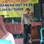 Petugas kepolisian saat menjelaskan seputar pil koplo dihadapan ratus siswa di aula SMAN 2 Tuban. (Suwandi/BANGSAONLINE)