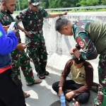 Pertolongan pertama kepada korban kecelakaan di Tol Pasuruan-Probolinggo.