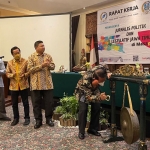 Ketua Komisi A DPRD Jatim, Istu Hari Subagio, membuka Raker III Pokja Wartawan DPRD Jawa Timur di Jogjakarta dengan pemukulan gong. Foto: Ist