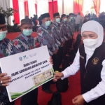 Gubernur Khofifah saat menyerahkan bantuan bagi sopir angkot dan ojek online (ojol).