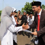 Plt. Wali Kota Pasuruan Raharto Teno Prasetyo, S.T. saat memberikan penghargaan kepada ASN beprestasi.