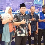 Tri Putro Utomo (tengah pakai kopiah) bersama para kader Nasdem usai menyerahkan berkan pendaftaran bacabup, beberapa waktu lalu. foto: SYUHUD/ BANGSAONLINE