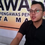 Koordinator Divisi Penindakan Bawaslu Kota Malang Hamdan Akbar Safara, ketika memberikan keterangan kepada media di kantor Bawaslu terkait coblos ulang di dua TPS, Sabtu (20/04). foto: ist
