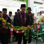 Abdul Muid saat melakukan gunting pita tanda dibukanya NUsantara Mart.