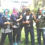 Humas dan Wartawan saat persiapan baku tembak dengan airsoft gun di Coban Rondo. foto: iwan irawan/ BANGSAONLINE