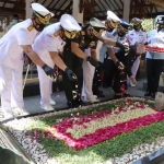 Pangkoarmada II, Laksamana Muda TNI Heru Kusmanto dan rombongan saat tabur bunga di makam Gus Dur. foto: AAN AMRULLOH/ BANGSAONLINE