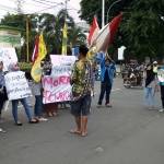 Massa PMII Undar Jombang saat melakukan aksi turun jalan, Jumat (28/10). foto: ROMZA/ BANGSAONLINE