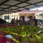 Barang bukti berupa 25 tabung LPG yang isinya dioplos, diamankan di Mapolres Bangkalan
