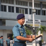 Kepala Staf Koarmatim (Kasarmatim) Laksamana Pertama TNI I N.G. Sudihartawan memimpin upacara bendera 17-an. foto: Dispen Armatim/ bangsaonline.com