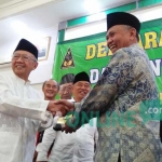 Pengasuh Ponpes Tebuireng, KH Salahudin Wahid (Gus Solah) menyerahkan cinderamata kepada Ketua KPK, Agus Rahardjo saat deklarasi lintas agama lawan korupsi di Tebuireng, Sabtu (29/7/2017). foto: ROMZA/ BANGSAONLINE