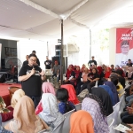 Hanindhito Himawan Pramana saat berbicara didepan masyarakat yang hadir di kampanye Desa Plosokidul, Kecamatan Plosoklaten. (Ist).